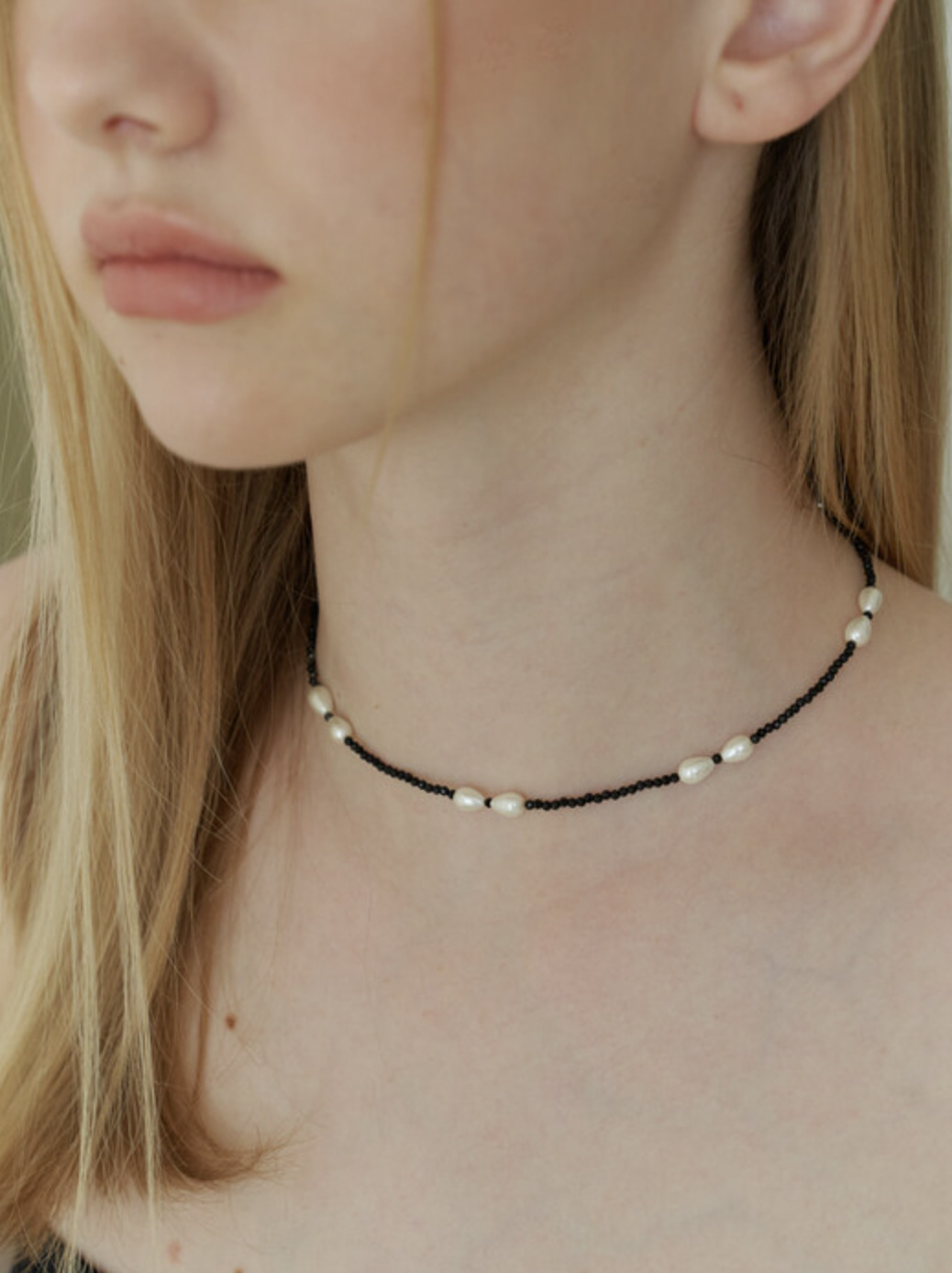 glass ribbon black necklace