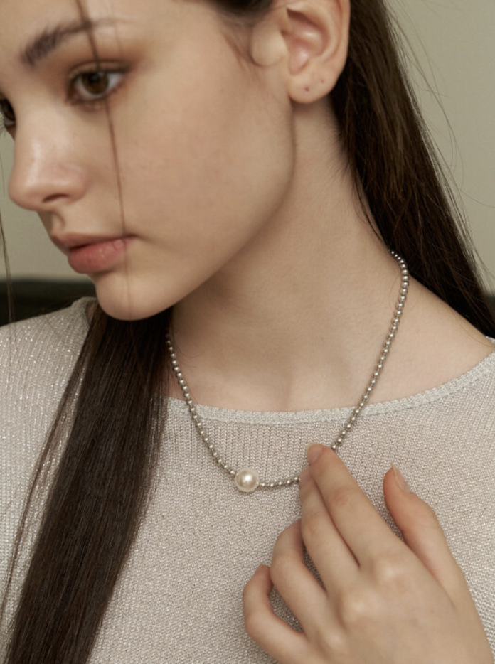 gray swarovski point white pearl necklace